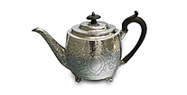 Teekanne,
Sterlingsilber,
getrieben und ziseliert,
Knauf und Griff aus Ebenholz,
1801 London (George III.)